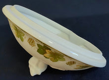 Lade das Bild in den Galerie-Viewer, SUPPENTERRINE MIT DECKEL - Porzellan, Flora Weinblätter Blatt Trauben Früchte Relief Motiv Dekor