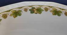 Lade das Bild in den Galerie-Viewer, TORTEN~ SERVIERPLATTE - Porzellan, Flora Weinblätter Blatt Trauben Früchte Relief Motiv Dekor