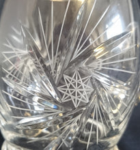 Lade das Bild in den Galerie-Viewer, GETRÄNKE~ PILSGLAS - 24% Pbo Bleikristall, Flora Blumenblüten Oktogramm Achtstern Motiv Dekor