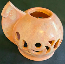 Lade das Bild in den Galerie-Viewer, 3er Set WINDDUFT TEELICHTHALTER - Keramik / Steingut, Farblich Meliertes Durchbrochen Kreise Sichel Dreieck Motiv Dekor