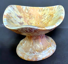 Lade das Bild in den Galerie-Viewer, SCHALE MIT STANDFUß - Keramik / Steingut, Farblich Meliertes Gerundete Ecken Dreieck Form Motiv Dekor, Handarbeit (nBC)