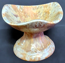 Lade das Bild in den Galerie-Viewer, SCHALE MIT STANDFUß - Keramik / Steingut, Farblich Meliertes Gerundete Ecken Dreieck Form Motiv Dekor, Handarbeit (nBC)