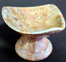 Lade das Bild in den Galerie-Viewer, SCHALE MIT STANDFUß - Keramik / Steingut, Farblich Meliertes Gerundete Ecken Dreieck Form Motiv Dekor, Handarbeit (nBC)