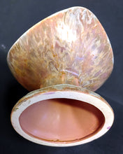 Lade das Bild in den Galerie-Viewer, SCHALE MIT STANDFUß - Keramik / Steingut, Farblich Meliertes Gerundete Ecken Dreieck Form Motiv Dekor, Handarbeit (nBC)
