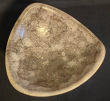 Lade das Bild in den Galerie-Viewer, SCHALE MIT STANDFUß - Keramik / Steingut, Farblich Meliertes Gerundete Ecken Dreieck Form Motiv Dekor, Handarbeit (nBC)