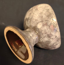 Lade das Bild in den Galerie-Viewer, SCHALE MIT STANDFUß - Keramik / Steingut, Farblich Meliertes Gerundete Ecken Dreieck Form Motiv Dekor, Handarbeit (nBC)