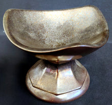 Lade das Bild in den Galerie-Viewer, SCHALE MIT STANDFUß - Keramik / Steingut, Farblich Meliertes Gerundete Ecken Dreieck Form Motiv Dekor, Handarbeit (nBC)