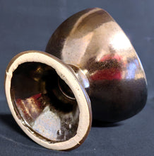 Lade das Bild in den Galerie-Viewer, SCHALE MIT STANDFUß - Keramik / Steingut, Farblich Meliertes Gerundete Ecken Dreieck Form Motiv Dekor, Handarbeit (nBC)