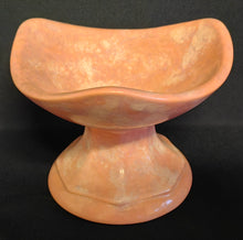 Lade das Bild in den Galerie-Viewer, SCHALE MIT STANDFUß - Keramik / Steingut, Farblich Meliertes Gerundete Ecken Dreieck Form Motiv Dekor, Handarbeit (nBC)