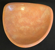 Lade das Bild in den Galerie-Viewer, SCHALE MIT STANDFUß - Keramik / Steingut, Farblich Meliertes Gerundete Ecken Dreieck Form Motiv Dekor, Handarbeit (nBC)