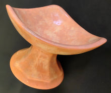 Lade das Bild in den Galerie-Viewer, SCHALE MIT STANDFUß - Keramik / Steingut, Farblich Meliertes Gerundete Ecken Dreieck Form Motiv Dekor, Handarbeit (nBC)