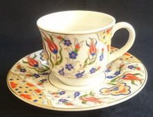 Lade das Bild in den Galerie-Viewer, MOCCA~ KAFFEETASSE "Junbostar" - Porzellan, Goldrand Linien Flora Blumenblüten Pflanzen Motiv Dekor