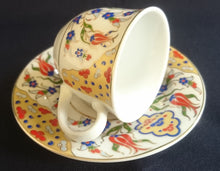 Lade das Bild in den Galerie-Viewer, MOCCA~ KAFFEETASSE "Junbostar" - Porzellan, Goldrand Linien Flora Blumenblüten Pflanzen Motiv Dekor