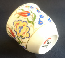 Lade das Bild in den Galerie-Viewer, MOCCA~ KAFFEETASSE "Junbostar" - Porzellan, Goldrand Linien Flora Blumenblüten Pflanzen Motiv Dekor