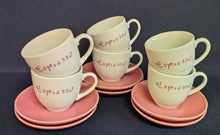 Lade das Bild in den Galerie-Viewer, 2er Set 2er ESPRESSO~ KAFFEEGEDECKE - Porzellan, Rosa Färbiges Espresso Aufschrift Druck Motiv Dekor