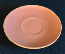 Lade das Bild in den Galerie-Viewer, ESPRESSO UNTERTASSE - Porzellan, Rosa Färbiges Motiv Dekor