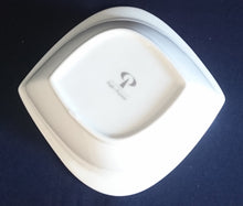 Lade das Bild in den Galerie-Viewer, DESSERTSCHALE - Porzellan, Einfärbige Gerundete Karo Viereck Form Motiv Dekor