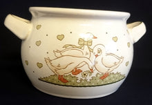 Lade das Bild in den Galerie-Viewer, BEILAGENTERRINE OHNE DECKEL "Gänseglück" - Keramik / Steingut, Gans Gänse Wiese Herzen Motiv Dekor, Designer R. Lumm