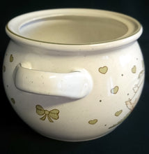 Lade das Bild in den Galerie-Viewer, BEILAGENTERRINE OHNE DECKEL "Gänseglück" - Keramik / Steingut, Gans Gänse Wiese Herzen Motiv Dekor, Designer R. Lumm