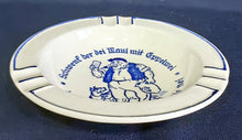 Lade das Bild in den Galerie-Viewer, ASCHENBECHER - Keramik / Steingut, Hund Mann Krug Hessischer Spruch Aufschrift Motiv Dekor