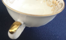 Lade das Bild in den Galerie-Viewer, TEE~ SAMMELTASSE - Porzellan, Goldrand Flora Blatt Blätter Ranken Abstrakt Motiv Dekor