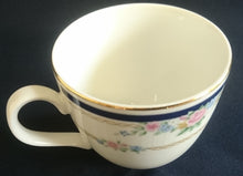 Lade das Bild in den Galerie-Viewer, 2er Set KAFFEETASSEN "Patricia" - Porzellan, Goldrand Flora Rosenblumen Kettenglieder Motiv Dekor