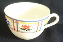 Lade das Bild in den Galerie-Viewer, TEETASSE "Flirt" - Porzellan, Flora Blumenblüten Pflanzen Linien Streifen Rand Motiv Dekor