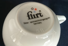 Lade das Bild in den Galerie-Viewer, TEETASSE "Flirt" - Porzellan, Flora Blumenblüten Pflanzen Linien Streifen Rand Motiv Dekor