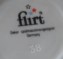 Lade das Bild in den Galerie-Viewer, 2er Set 2er TEEGEDECKE "Flirt" - Porzellan, Flora Blumenblüten Pflanzen Linien Streifen Rand Motiv Dekor