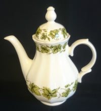 Lade das Bild in den Galerie-Viewer, 5er Set TEEKANNE & MILCHKÄNNCHEN & ZUCKERDOSE + DECKEL - Porzellan, Flora Weinblatt Blätter Pflanzen Ranken Motiv Dekor