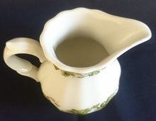 Lade das Bild in den Galerie-Viewer, 5er Set TEEKANNE & MILCHKÄNNCHEN & ZUCKERDOSE + DECKEL - Porzellan, Flora Weinblatt Blätter Pflanzen Ranken Motiv Dekor