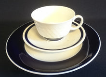 Lade das Bild in den Galerie-Viewer, 2er Set KAFFEETASSEN - Fine China Porzellan, Karo Relief Echt Kobalt Breite Linien Balken Motiv Dekor (BC)