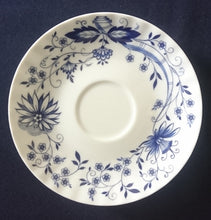 Lade das Bild in den Galerie-Viewer, UNTERTASSE - Porzellan, Zwiebelmuster Motiv Dekor