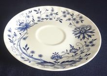 Lade das Bild in den Galerie-Viewer, UNTERTASSE - Porzellan, Zwiebelmuster Motiv Dekor