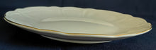 Lade das Bild in den Galerie-Viewer, Zweier-Set Dessertteller aus Porzellan mit Goldrand, gewölbtem Fächerdesign und Reliefmotiv, dekorativ und elegant.