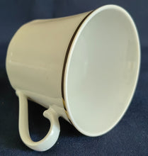 Lade das Bild in den Galerie-Viewer, Zweier-Kaffeegedeck aus Porzellan mit Goldrand, gewölbtem Design, Fächer, geschwungene Linien und Relief-Motiv von Retsch & Co.