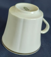 Lade das Bild in den Galerie-Viewer, Dreiteiliges Kaffee-Gedeck aus Porzellan mit Goldrand, gewölbtem Design, Fächern, geschwungenen Linien und Relief-Motiv von Retsch & Co.