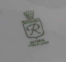 Lade das Bild in den Galerie-Viewer, SALATSCHÜSSEL - Porzellan, Flora Rosenblumen Blütenknospen Linien Wellen Relief Motiv Dekor