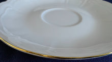 Lade das Bild in den Galerie-Viewer, Zweier-Kaffeegedeck aus weißem Porzellan mit Goldrand, gewölbtem Fächerdesign und Reliefmotiven von Retsch & Co.