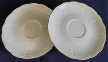 Lade das Bild in den Galerie-Viewer, Zweier-Set Porzellan Kaffeegedeck mit Goldrand, gewölbtem Fächer-Design und Relief-Motiv, von Retsch & Co.