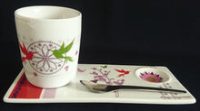 Lade das Bild in den Galerie-Viewer, 3er Set FRÜHSTÜCKSTABLETT MIT GETRÄNKEBECHER & TEELÖFFEL "Totally Tea" - Porzellan & Edelstahl 18/0, Flora Fauna Geometrisch Abstrakt Vögel Pflanzen Motiv Dekor, Michaela Koch Design