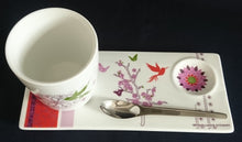 Lade das Bild in den Galerie-Viewer, 3er Set FRÜHSTÜCKSTABLETT MIT GETRÄNKEBECHER & TEELÖFFEL "Totally Tea" - Porzellan & Edelstahl 18/0, Flora Fauna Geometrisch Abstrakt Vögel Pflanzen Motiv Dekor, Michaela Koch Design