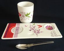 Lade das Bild in den Galerie-Viewer, 3er Set FRÜHSTÜCKSTABLETT MIT GETRÄNKEBECHER & TEELÖFFEL "Totally Tea" - Porzellan & Edelstahl 18/0, Flora Fauna Geometrisch Abstrakt Vögel Pflanzen Motiv Dekor, Michaela Koch Design
