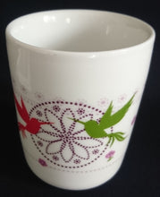 Lade das Bild in den Galerie-Viewer, 3er Set FRÜHSTÜCKSTABLETT MIT GETRÄNKEBECHER & TEELÖFFEL "Totally Tea" - Porzellan & Edelstahl 18/0, Flora Fauna Geometrisch Abstrakt Vögel Pflanzen Motiv Dekor, Michaela Koch Design