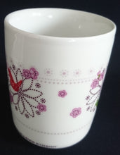 Lade das Bild in den Galerie-Viewer, 3er Set FRÜHSTÜCKSTABLETT MIT GETRÄNKEBECHER & TEELÖFFEL "Totally Tea" - Porzellan & Edelstahl 18/0, Flora Fauna Geometrisch Abstrakt Vögel Pflanzen Motiv Dekor, Michaela Koch Design