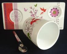 Lade das Bild in den Galerie-Viewer, 3er Set FRÜHSTÜCKSTABLETT MIT GETRÄNKEBECHER & TEELÖFFEL "Totally Tea" - Porzellan & Edelstahl 18/0, Flora Fauna Geometrisch Abstrakt Vögel Pflanzen Motiv Dekor, Michaela Koch Design