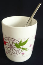 Lade das Bild in den Galerie-Viewer, 3er Set FRÜHSTÜCKSTABLETT MIT GETRÄNKEBECHER & TEELÖFFEL "Totally Tea" - Porzellan & Edelstahl 18/0, Flora Fauna Geometrisch Abstrakt Vögel Pflanzen Motiv Dekor, Michaela Koch Design