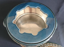 Lade das Bild in den Galerie-Viewer, FONDUE SET (4 Teilig) "Brotzeit" "Studio Linie" - Keramik / Steingut & Metall, Antikes Abstraktes Kreise Striche Blüten Motiv Dekor, Bjön Wiinblad Design (BC)