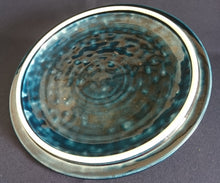 Lade das Bild in den Galerie-Viewer, FONDUE SET (4 Teilig) "Brotzeit" "Studio Linie" - Keramik / Steingut & Metall, Antikes Abstraktes Kreise Striche Blüten Motiv Dekor, Bjön Wiinblad Design (BC)