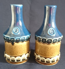 Lade das Bild in den Galerie-Viewer, ESSIG FLÄSCHCHEN OHNE VERSCHLUß "Brotzeit" "Studio Linie" - Keramik / Steingut, Antikes Abstraktes Kreise Striche Blüten Motiv Dekor, Bjön Wiinblad Design (BC)